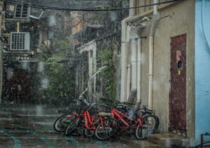 台風の時に外にある自転車を傷つけずに守るための対策は？