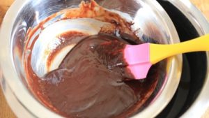チョコレートを溶かすのに湯煎と電子レンジで違いは出る？どっちが良い？