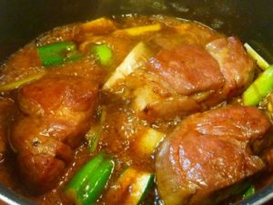 豚の角煮を作る時にオカラやネギを入れるのはどうして？
