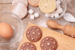 お菓子作りに普通のお砂糖ではなくグラニュー糖を使うのはなぜ？